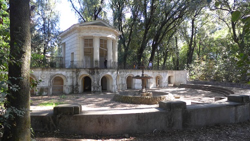 Passeggiando tra le vestigia storiche di Villa Ada Savoia